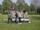 Opbouwen tent op sportpark 'Het Springer' (maandag 29 april 2024) (1/41)